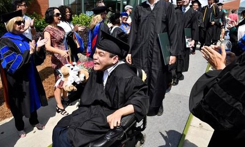 Vào giảng đường bằng xe lăn, 9X Việt đã trở thành “người hùng” trên đất Mỹ như thế nào?